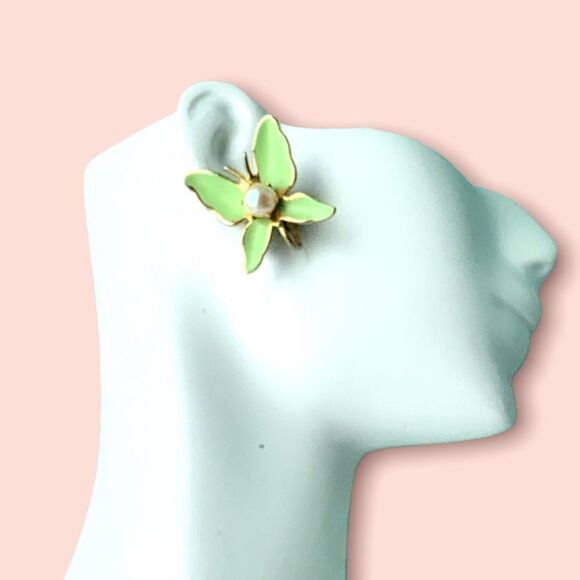 Vintage green enamel pearl gold plated Butterfly clip earrings - Picture 5 of 9